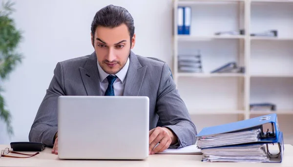 Männliche Angestellte Unzufrieden Mit Exzessiver Arbeit Büro — Stockfoto