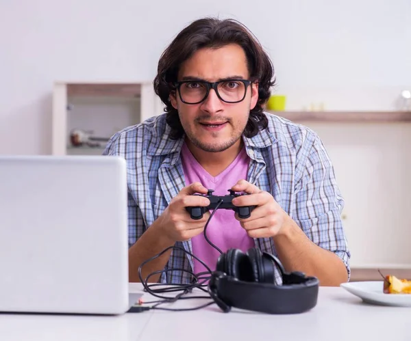 Muž Student Hrát Počítačové Hry Doma — Stock fotografie