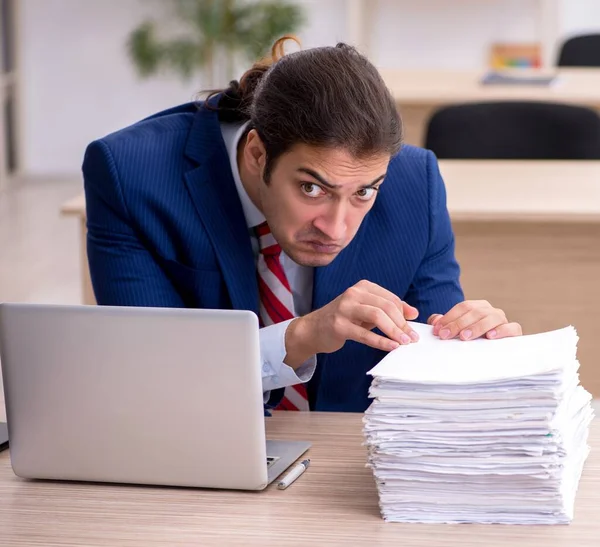 Young Employee Sitting Office — Stock Photo, Image