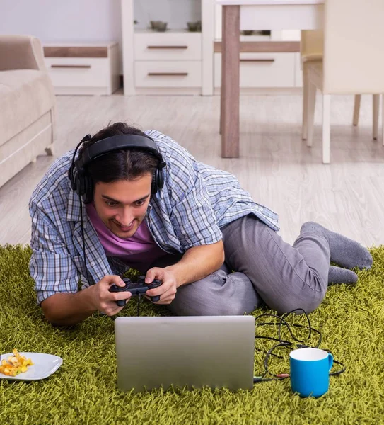 Mężczyzna Student Grać Gry Komputerowe Domu — Zdjęcie stockowe