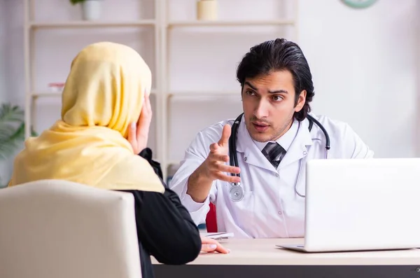 Female Arab Patient Visiting Male Doctor — Stock Photo, Image