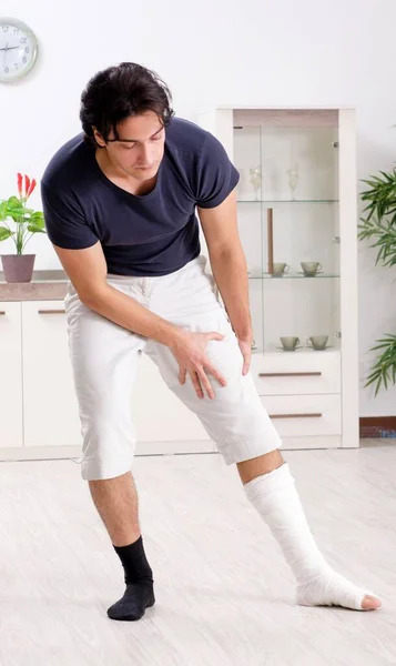 Bacağı Yaralı Genç Adam Evde Acı Çekiyor — Stok fotoğraf