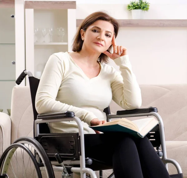 Женщина Инвалидной Коляске Дома — стоковое фото