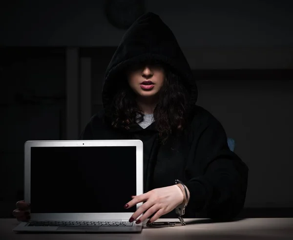 女性ハッカーがオフィスでセキュリティファイアウォールをハッキング — ストック写真