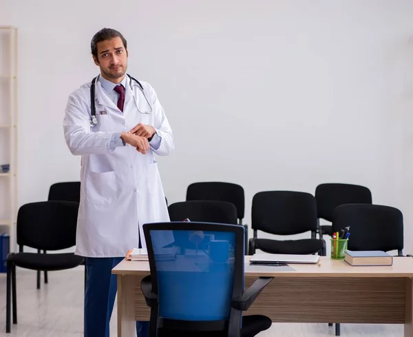 Junger Arzt Gibt Seminar Klassenzimmer — Stockfoto