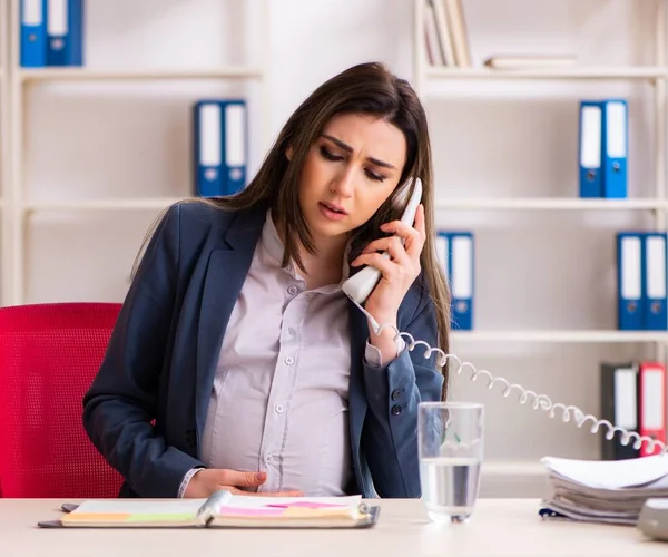 Молодая Беременная Женщина Работающая Офисе — стоковое фото