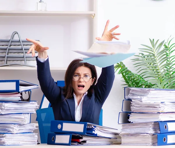 Die Geschäftsfrau Mittleren Alters Ist Unzufrieden Mit Exzessiver Arbeit — Stockfoto
