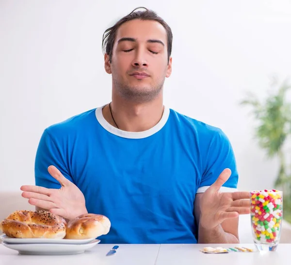 Joven Hombre Hambriento Concepto Dieta — Foto de Stock