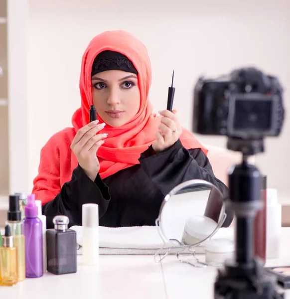 Skönhetsbloggaren Hijab Spelar Video För Sin Blogg — Stockfoto
