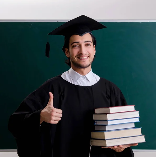 Absolvent Student Před Zelenou Deskou — Stock fotografie
