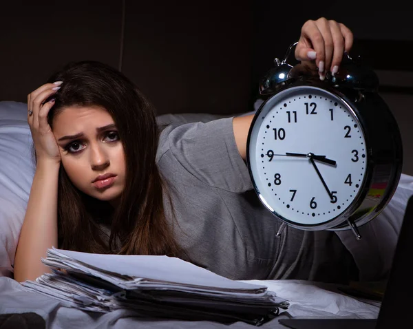 Mujer Negocios Cansada Trabajando Horas Extras Casa Por Noche —  Fotos de Stock