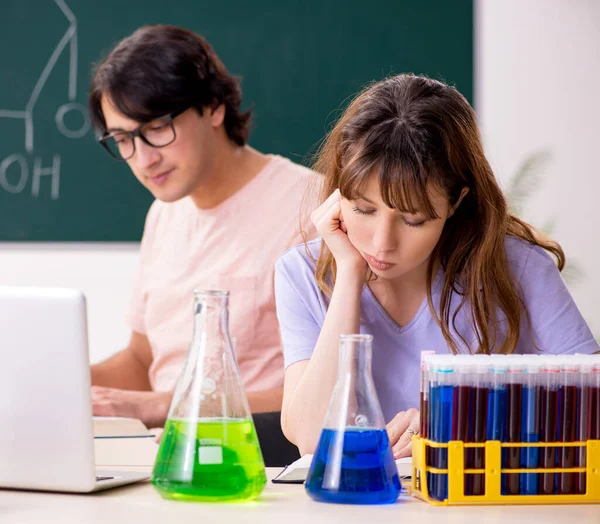 Sınıftaki Iki Kimyager Öğrenci — Stok fotoğraf