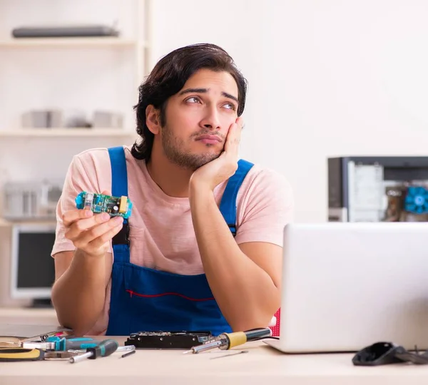 若い男性の請負業者は コンピュータを修理 — ストック写真