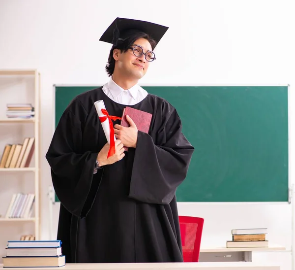 Yeşil Panonun Önündeki Yüksek Lisans Öğrencisi — Stok fotoğraf