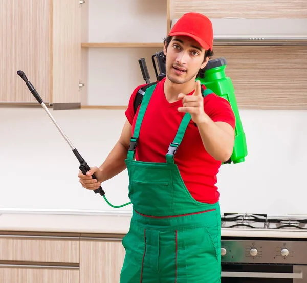 在厨房进行害虫防治的专业承包商 — 图库照片