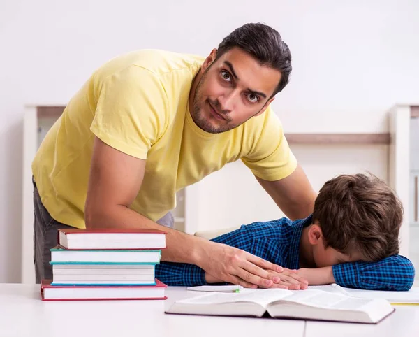 Fadern Hjälper Sin Son Att Förbereda Sig För Skolan — Stockfoto