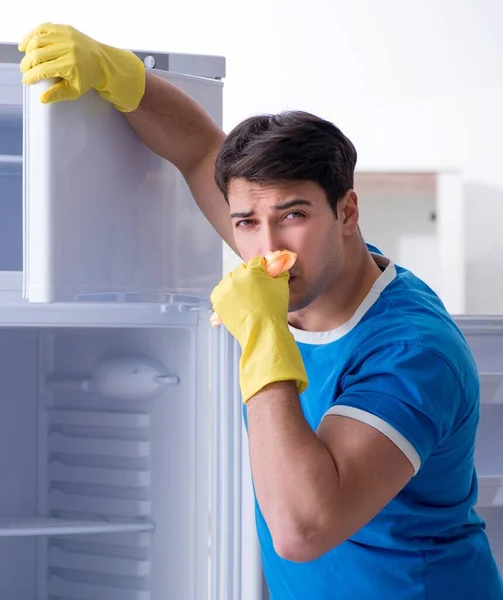 Hijyen Konseptinde Buzdolabını Temizleyen Adam — Stok fotoğraf