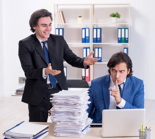 過度の仕事に不満を持つ二人の男性の同僚 — ストック写真