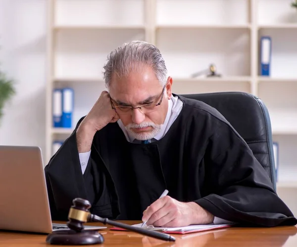 Adliyede Çalışan Yaşlı Bir Erkek Yargıç — Stok fotoğraf