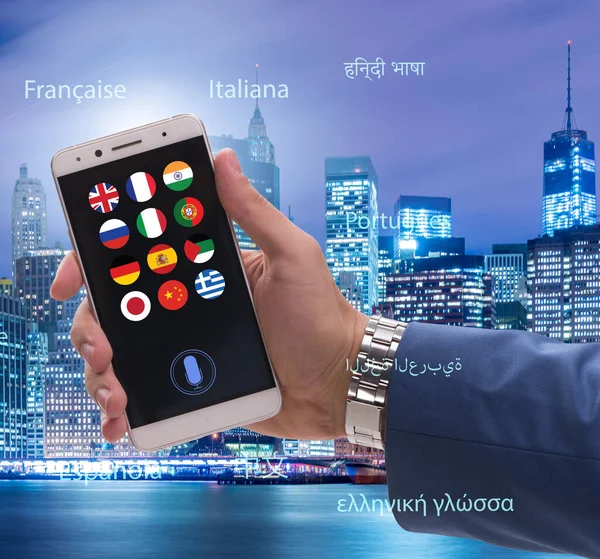 Das Konzept Der Echtzeitübersetzung Mit Smartphone App — Stockfoto