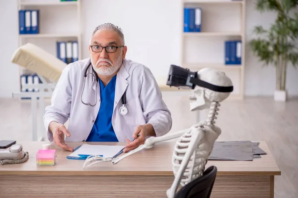 Oude Dokter Onderzoekt Skelet Het Ziekenhuis — Stockfoto