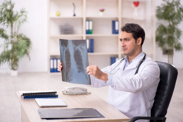 Jonge Arts Radioloog Werkt Het Ziekenhuis — Stockfoto