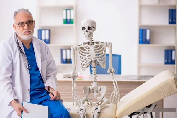 Yaşlı Doktor Hastanede Iskeleti Inceliyor — Stok fotoğraf
