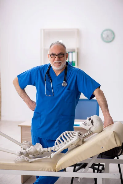 Yaşlı Doktor Hastanede Iskeleti Inceliyor — Stok fotoğraf