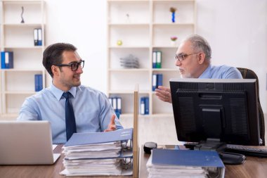 Ofiste çalışan iki meslektaşım.