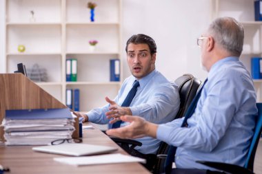 Ofiste çalışan iki meslektaşım.