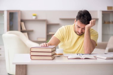 Genç öğrenci salgın sırasında evde çalışıyor.