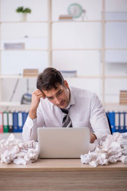 Beyin fırtınası konseptinde genç işadamı