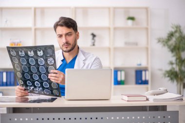 Klinikte çalışan genç bir radyolog.