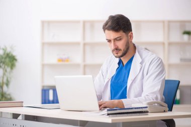 Teletıp konseptinde genç doktor