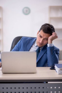 Ofiste çalışan genç işadamı.