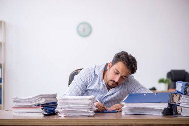 Genç işadamı işyerinde aşırı çalışmaktan memnun değil.