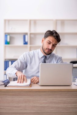 İş yerinde çalışan genç bir çalışan.