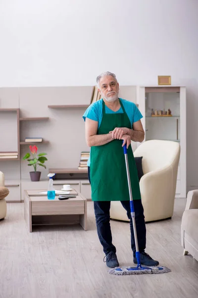 Empreiteiro Velho Limpando Casa — Fotografia de Stock