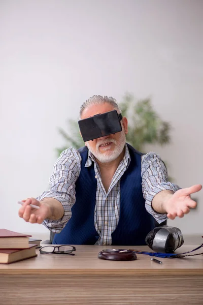 Gammal Författare Njuter Virtuella Glasögon — Stockfoto