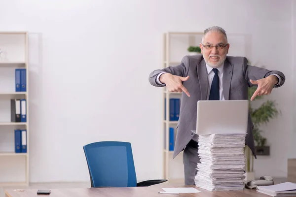 Old Employee Too Much Work Workplace — Fotografia de Stock
