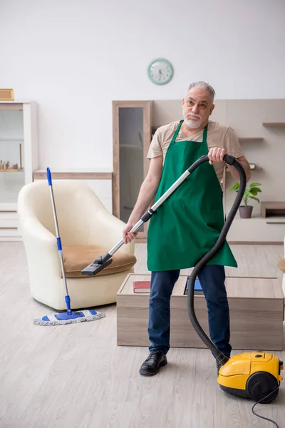 Παλιός Εργολάβος Καθαρίζει Σπίτι — Φωτογραφία Αρχείου