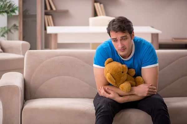 Jovem Sentado Com Urso Brinquedo Casa — Fotografia de Stock