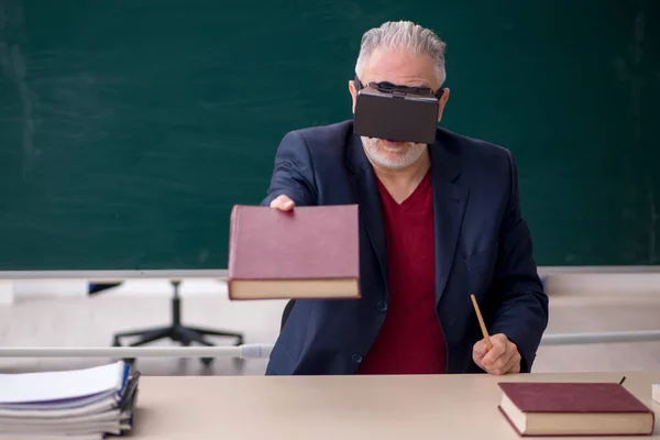 Old Teacher Wearing Virtual Glasses Classroom — Stockfoto
