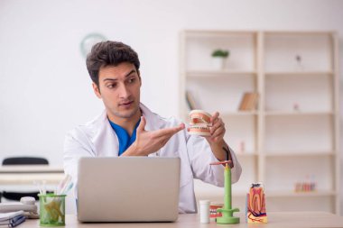 Hastanede çalışan genç bir dişçi.