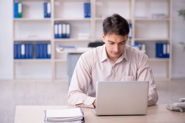 Ofiste çalışan genç bir çalışan.