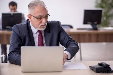 Ofiste çalışan iki meslektaşım.