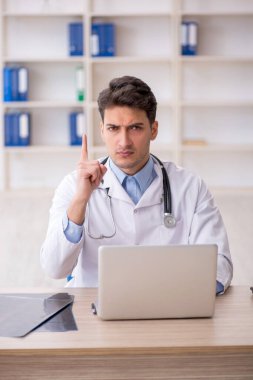 Teletıp konseptinde genç doktor