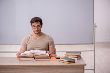 Sınıfta oturan genç öğrenci.