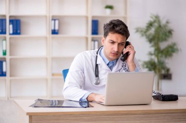 Teletıp konseptinde genç doktor