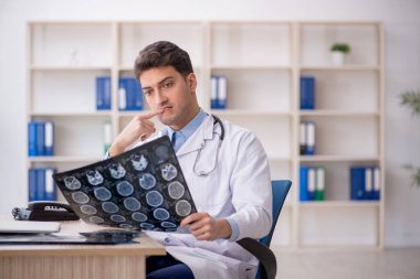 Klinikte çalışan genç bir radyolog.